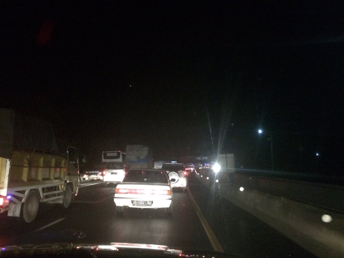TMCPoldaMetro's tweet photo. 21:25 Kondisi lalin tol cipularang KM 85 arah Bandung pdt merayap.  https://t.co/lVfw5eSUBc @Dian_Fahrud