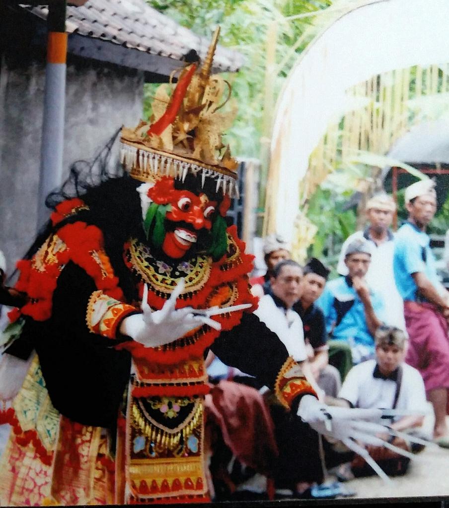 dewarakasandi2's tweet photo. @ Jembrana: Dode Iswara pentas tari "Jauk Keras". Semoga tetap bersangat (late post) https://t.co/f6w21y3kU7