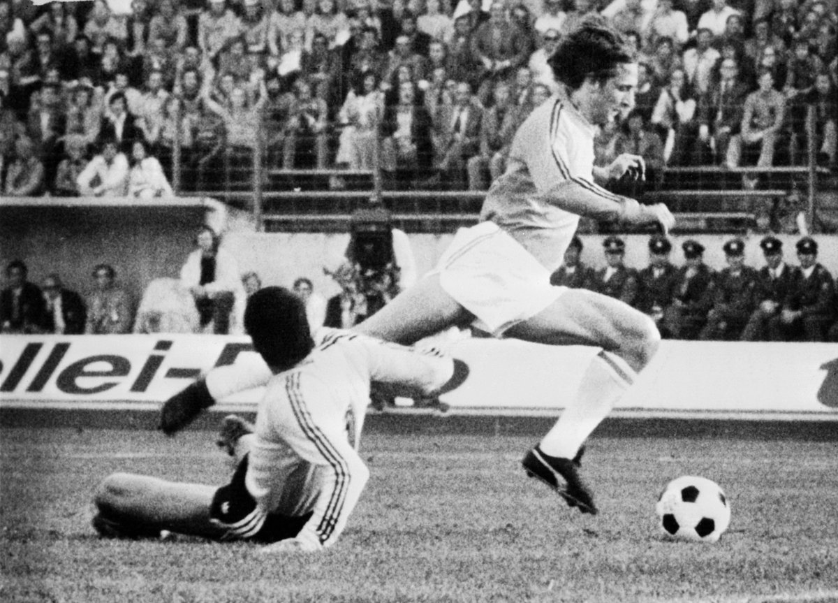 FIFAcom's tweet photo. JOHAN CRUYFF (1947-2016)
#RIPJohan and thank you for the memories.
https://t.co/fMSJk3JRNo https://t.co/mJ5C12GGpE