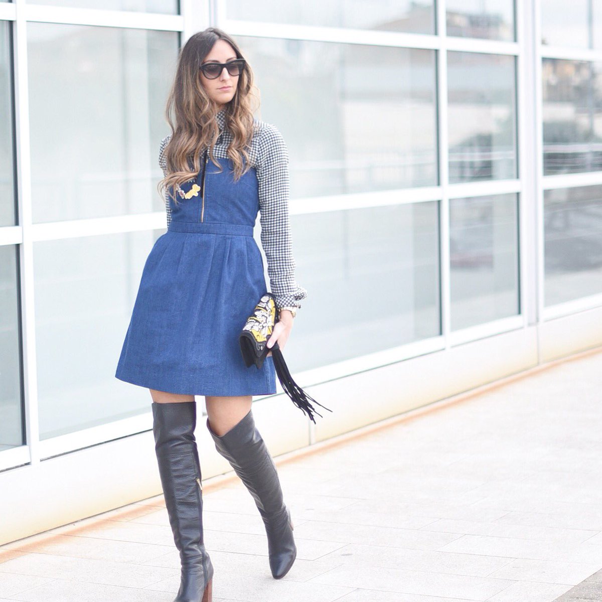 Un vestito di jeans e una borsa con le frange! <a href="/V73Official/">V73</a>