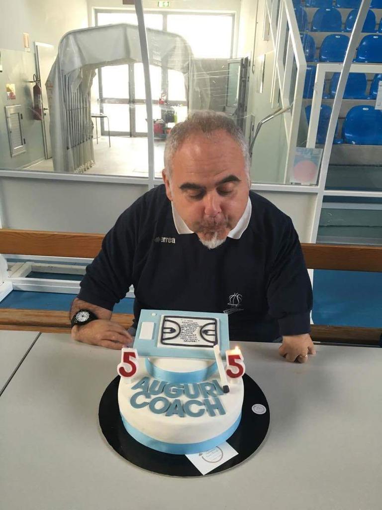 La squadra festeggia il compleanno del coach. Ancora tanti auguri! #WeAreAG #SerieA2 <a href="/LNPSOCIAL/">Lega Nazionale Pall</a>