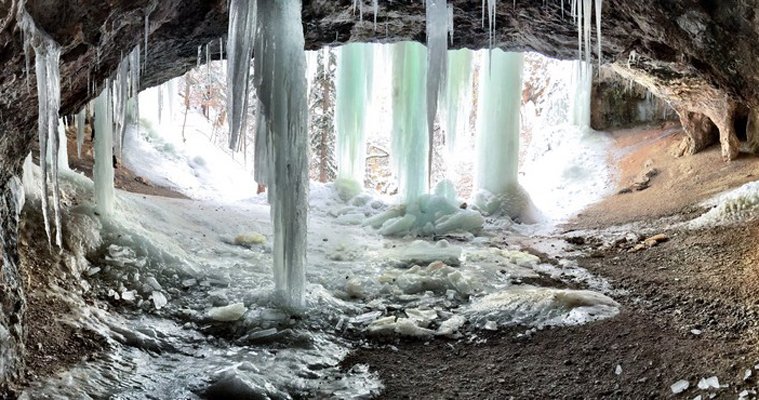 SDMagazine's tweet photo. A icy, rock-strewn trip up to Spearfish Canyon's Community Caves — photos by @BonnyFleming
https://t.co/jET4AKcAlO https://t.co/nTgP1ATf52