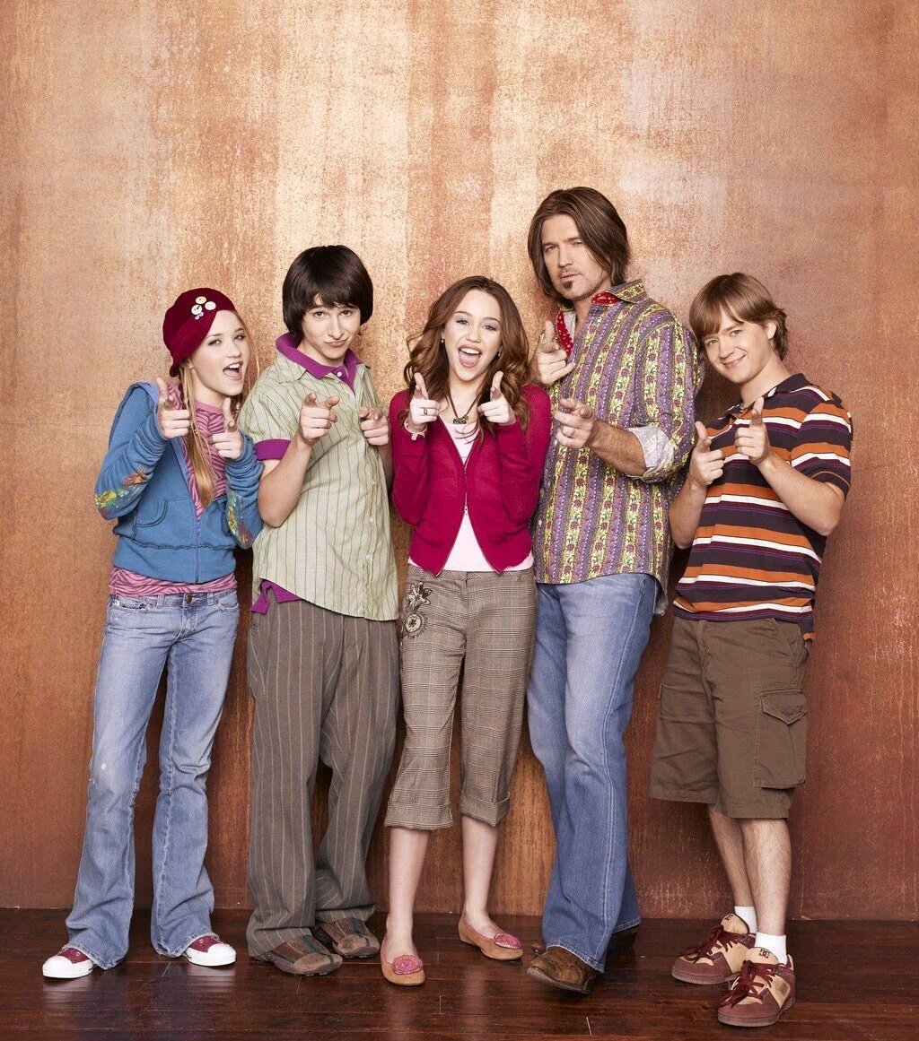 basicwhytechick's tweet photo. It's officially been 10 years since Hannah Montana premiered 😭 I feel so old #10YearsOfHannahMontana https://t.co/UZktTRvmZR