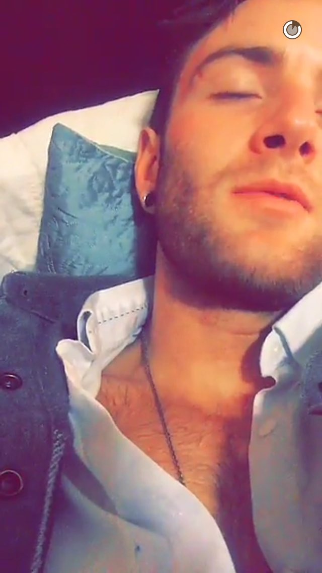 emblemquestion's tweet image. ✨ imagine ✨ drew conversando c vc pelo FaceTime mesmo morrendo de sono 💓