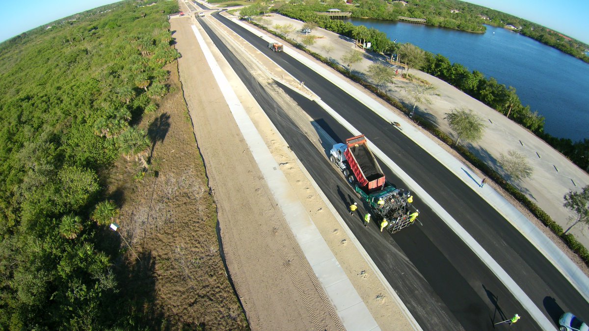 Builder1982's tweet photo. Current progress happening on our Edgewater project #edgewaterdrive #southwestflorida #florida #construction #OAK https://t.co/1CKzji3mO8