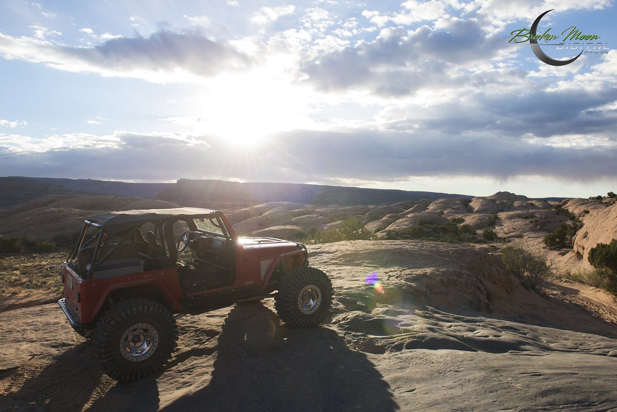 BrokenMoonDGT's tweet photo. Beautiful sunsets in Moab for #EJS2016 #Jeep #JeepMafia #jeeplife #offroad #40inchtires https://t.co/vd2EkolppU