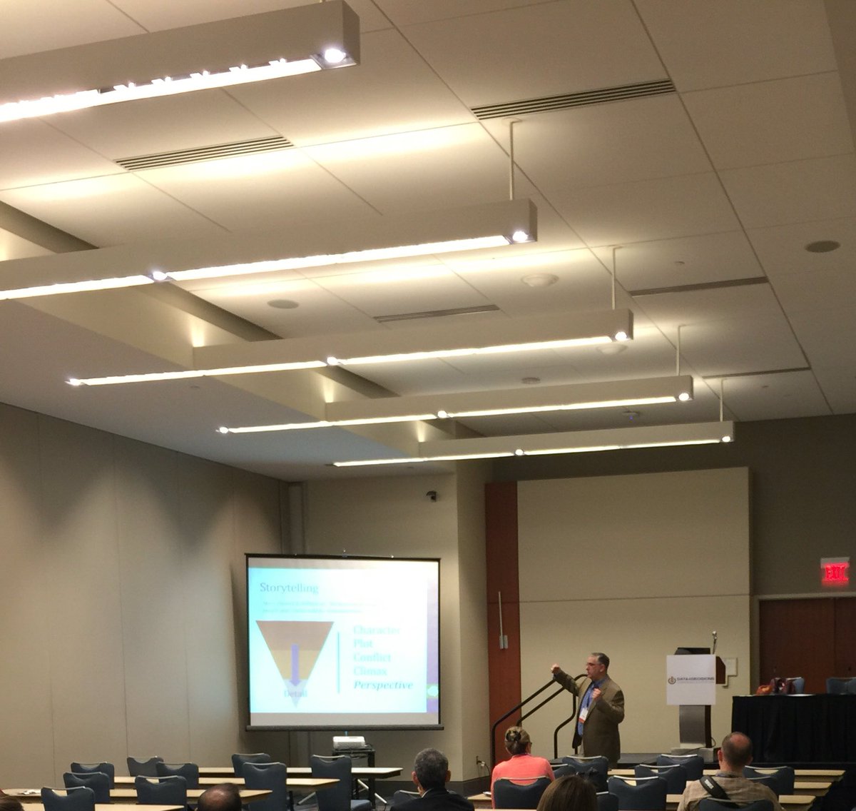 @lewandog is the MASTER storyteller...so much to learn. You sir are the Kingpin! #dataviz <a href="/DataDecisions/">Data4Decisions</a> #D4D16