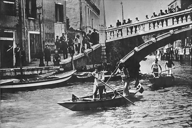 1975: first edition of "Vogalonga", traditional rowing regatta in Venice! #ThrowbackThursday