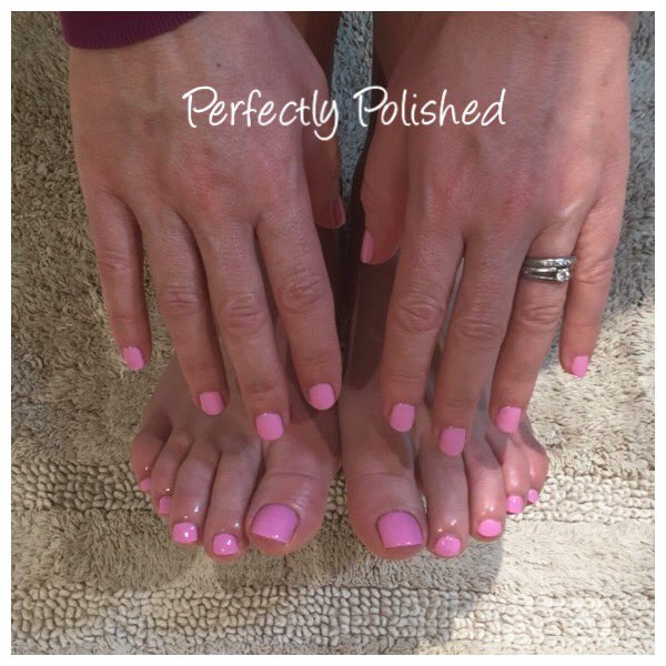 polished_byeve's tweet photo. Look at my bow #gelcolor #opihellokitty @OPINAILSUK 🎀💕 https://t.co/Er10foF8pZ