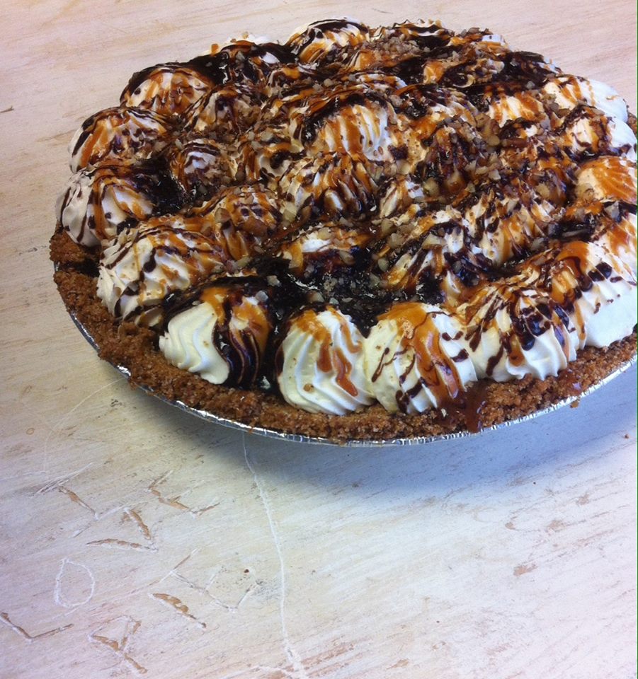 ittybittypie's tweet photo. A couple of itty bitty beauties in the #EasterWeekend line up #chocolatecreamcheese #peanutbutter #pieonastick https://t.co/LRVi6ZSqPK