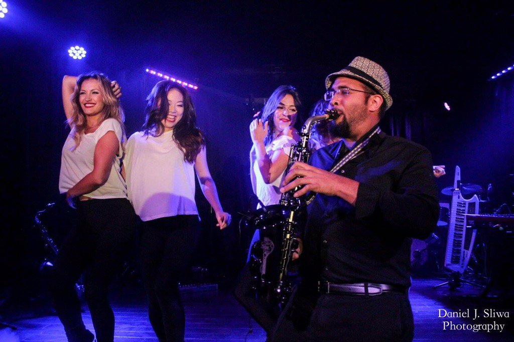 SaxManDre's tweet photo. @BrakDBarbarian @Mi55Tipper  I ❤️ @TheFederalBar!I play sax for #ElixirShow there. Gr8 spot! Hv a gr8 show @tonyakay https://t.co/ZNEa9ZKLdO