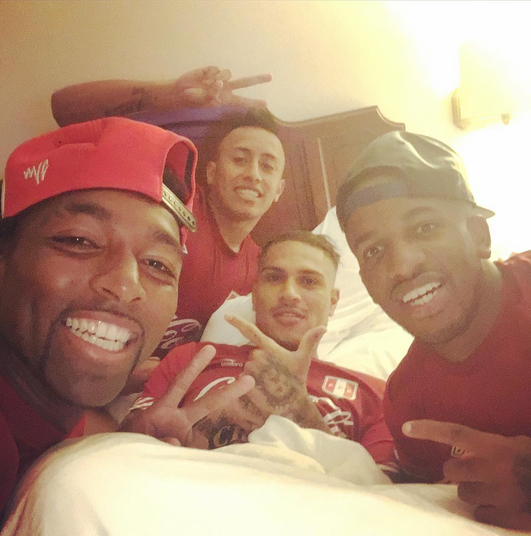 Vamos Perú ❤⚽ hoy habrá mucho chocolate en el partido ⚽💪 <a href="/PaoloGuerreroOf/">Paolo Guerrero</a>