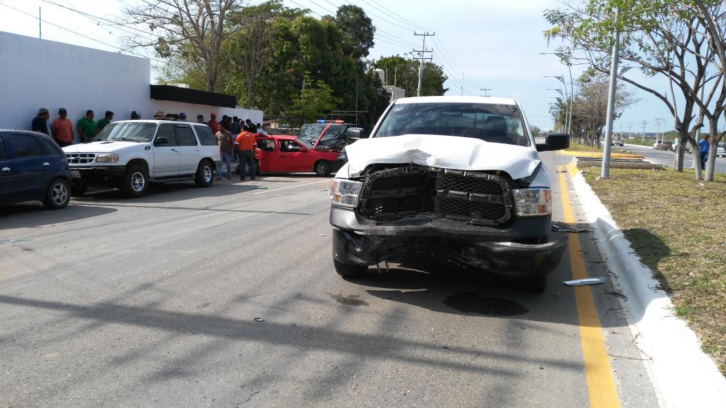 JD_ehuan's tweet photo. Camioneta de la FGECAM protagoniza accidente en av. H. de Nacozari por lo menos 5 lesionados, entre ellas 2 infantes https://t.co/f5YMop4ssH