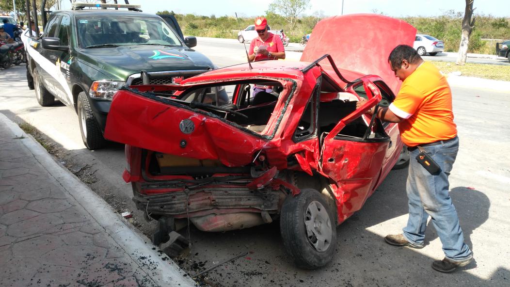 JD_ehuan's tweet photo. Camioneta de la FGECAM protagoniza accidente en av. H. de Nacozari por lo menos 5 lesionados, entre ellas 2 infantes https://t.co/f5YMop4ssH