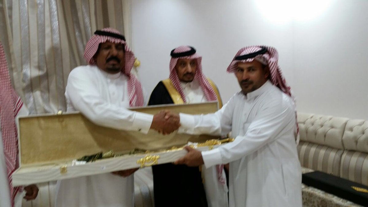 اتقدم بالشكر الجزيل اللاخ قبلان بن خضران الحيسوني بأهدائه سيف مذهب اثناء دعوته لنا بمنزله بالذيبية بحفر الباطن