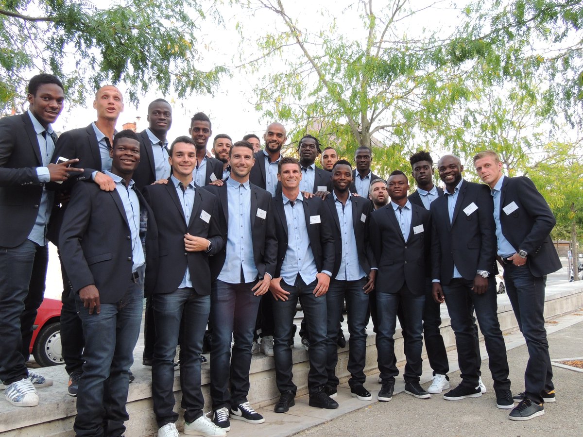 Mercredi 17h30 venez rencontrer #Bong, <a href="/Jeremy_Choplin/">Jérémy Choplin</a>, #Roye, <a href="/sansmatthieu/">Sans Matthieu</a> et #Delecroix au magasin #IZACNiort