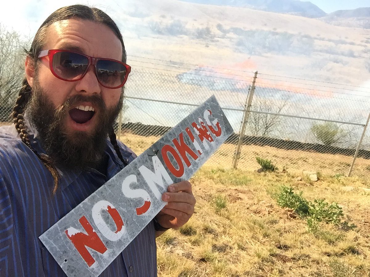 BubbaStewBBQ's tweet photo. #FIREFIREFIREFIRE #nosmoking #kcco #chiveon #dar #dma #thechive @theCHIVE https://t.co/mQinQTTt3g