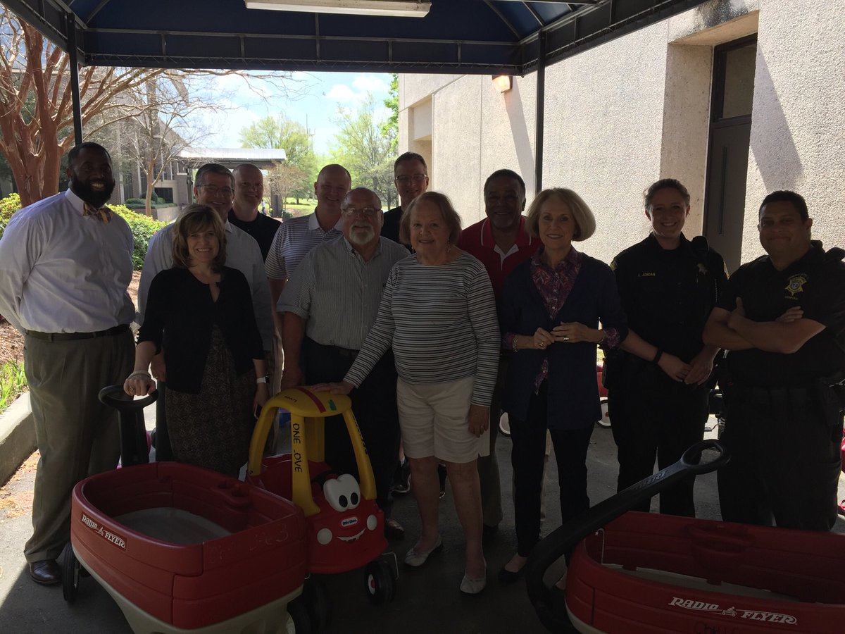 RotarySV's tweet photo. @RotarySV members participating in Day of Service throughout the Midlands. @PalmettoHealth Children Hospital. https://t.co/TcztJo7TcP