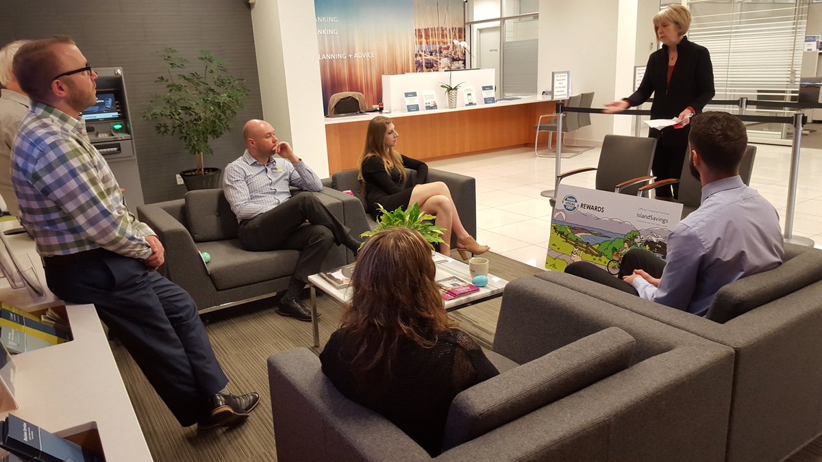 Chatting with the friendly folks <a href="/Island_Savings/">Island Savings</a> Jubilee about @ShopLocalYYJ + the Rewards. Nice job @RobinsonsVic !