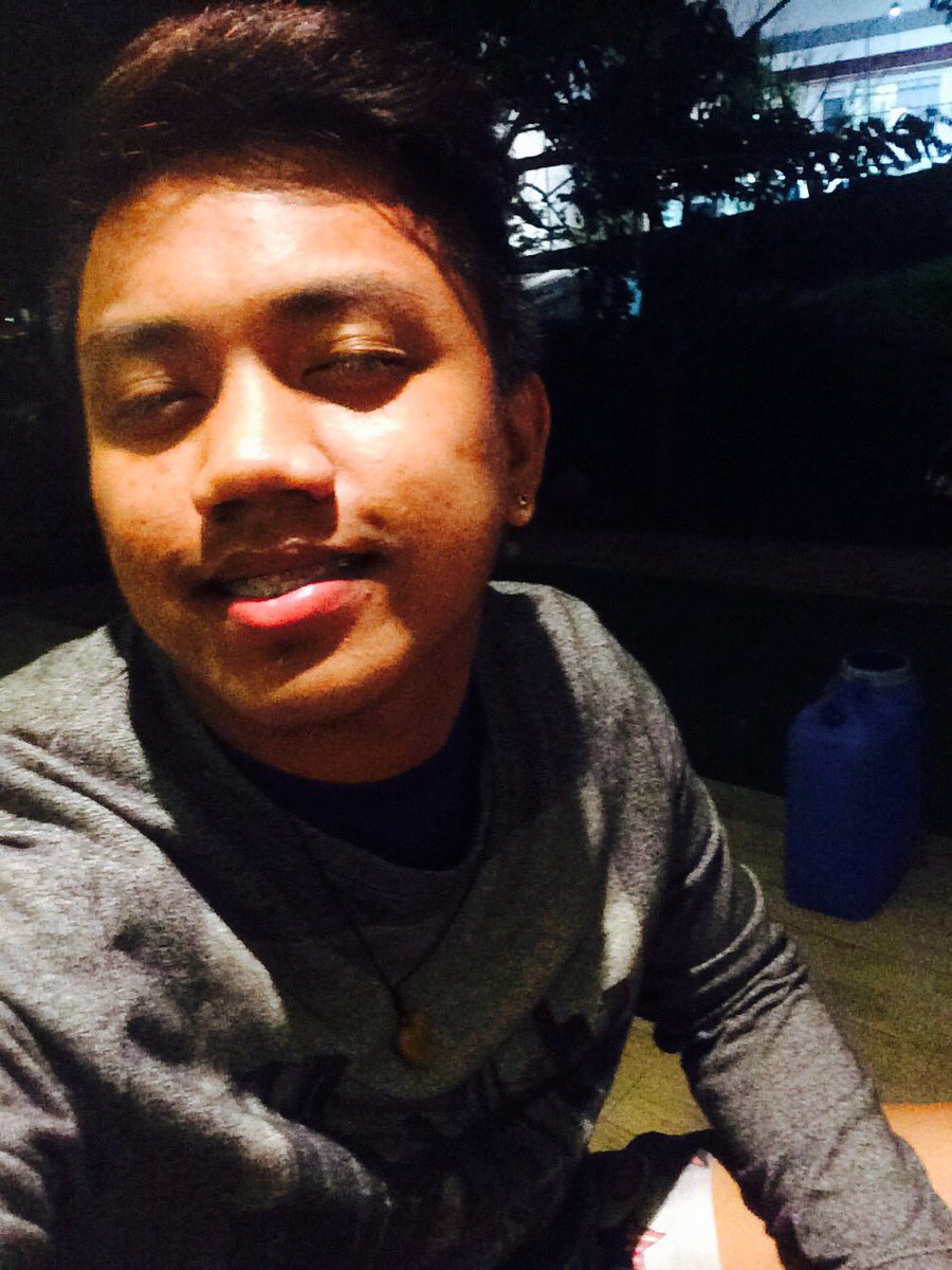 Nhielwhuuut's tweet image. Mahal na mahal talaga ako ng pimples 😂 dumadami nanaman sila. #puyatproblems