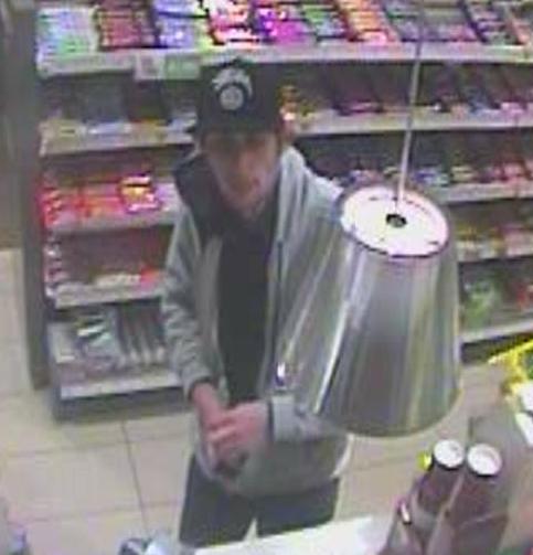 HantsPolRoads's tweet photo. #Aassault #Robbery #SuttonScotney shell service station Feb 28 2:30am No-one hurt. Know him? Call 101 re 44160083726 https://t.co/GZxd8fV7E4