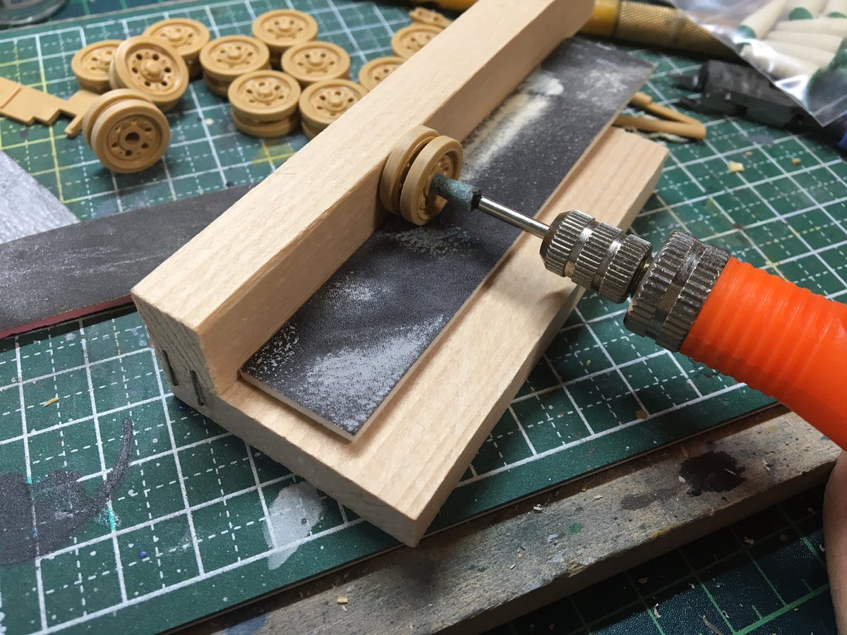 サワダ さっき作ったこの転輪パーティングライン 消し台 マジでおすすめ かまぼこ板とホチキスで出来るし リューターに刺しただけで手にヤスリ持ってやると軸がずれやすいけど これだと転輪も押さえられるから安定して 処理があっという間 T Co