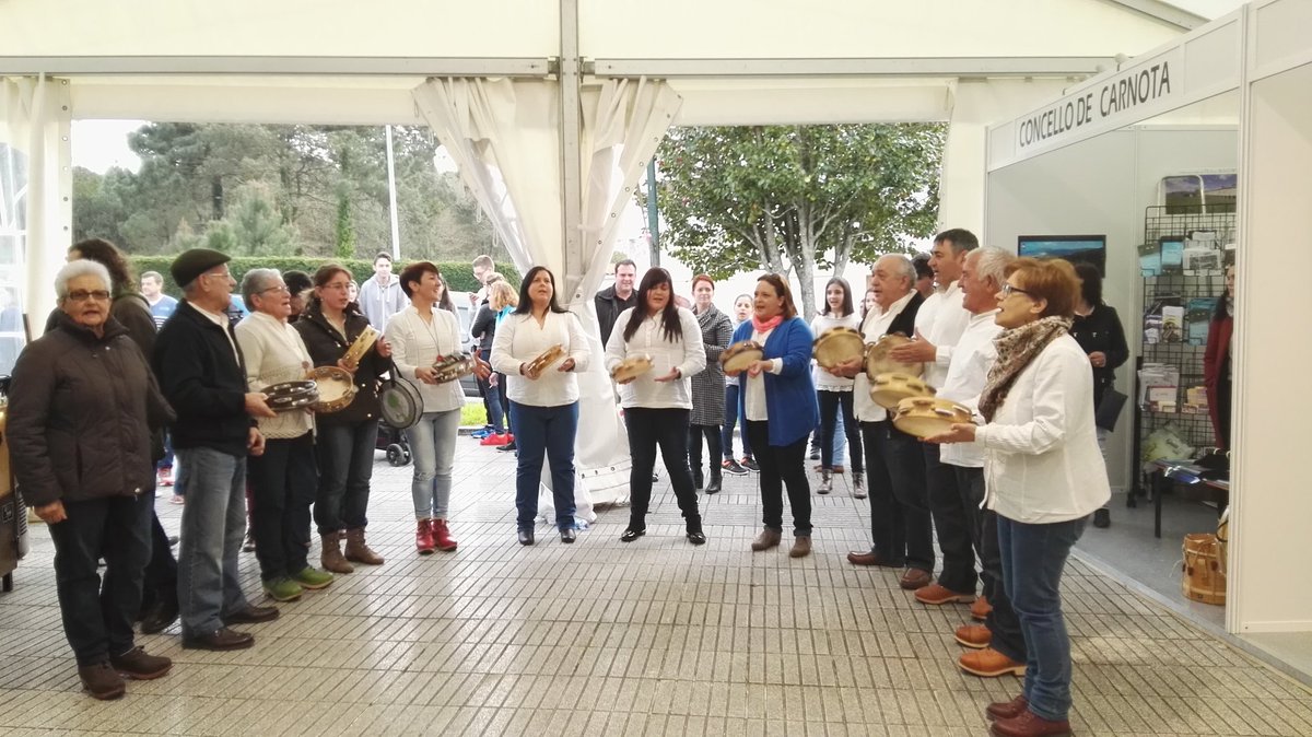VindemoVer's tweet photo. O #VíndemoVer amenizado polos noso veciños de Muros, o grupo de música tradicional 'O Rumial' https://t.co/x0ulurKU50