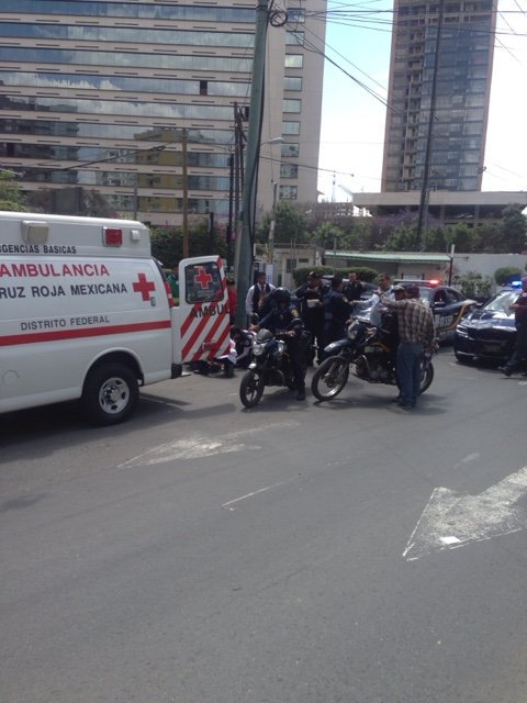 Hieren a policía tras evitar un asalto a camioneta de valores - CeVRKKgUsAENfpo