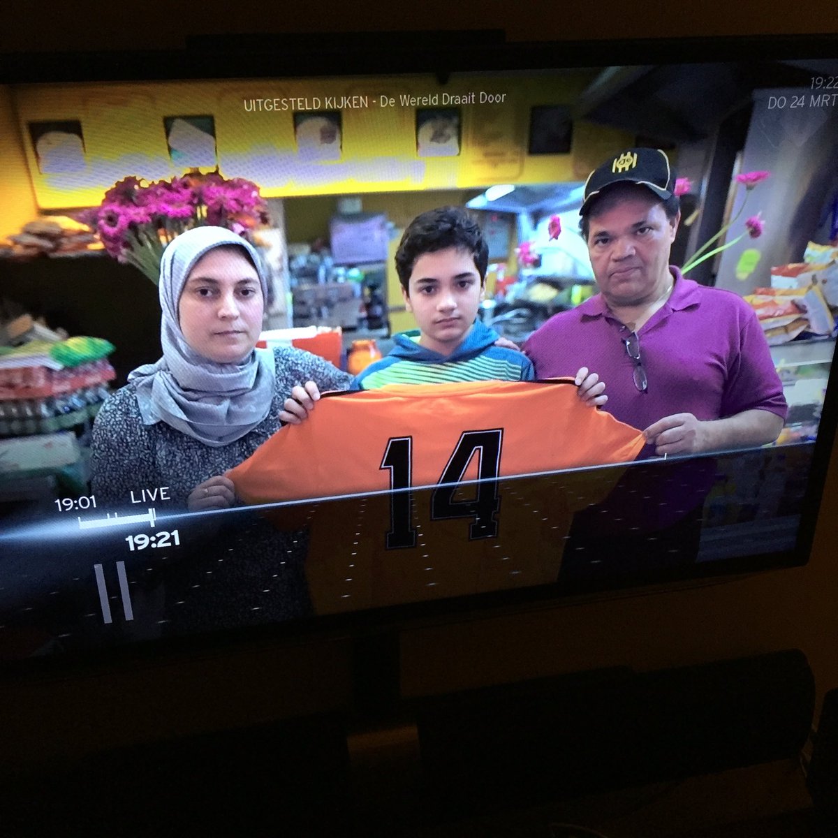 Schitterende pet heeft die man. #Cruyff #dwdd #roda