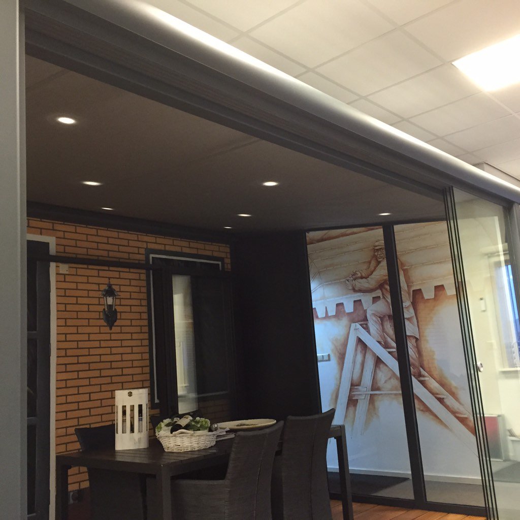 De nieuwste glas- #veranda , met schuifwanden - onderliggende zonwering - te zien in de showroom
