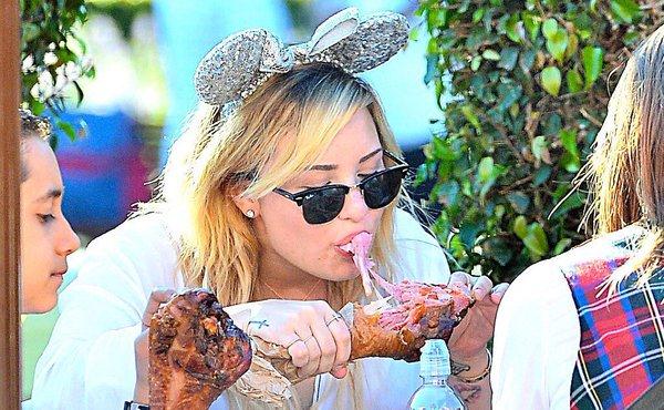 thefemaleboook's tweet photo. Other girls: "I can't eat in front of guys" Me: https://t.co/v4MVdsG3HL
