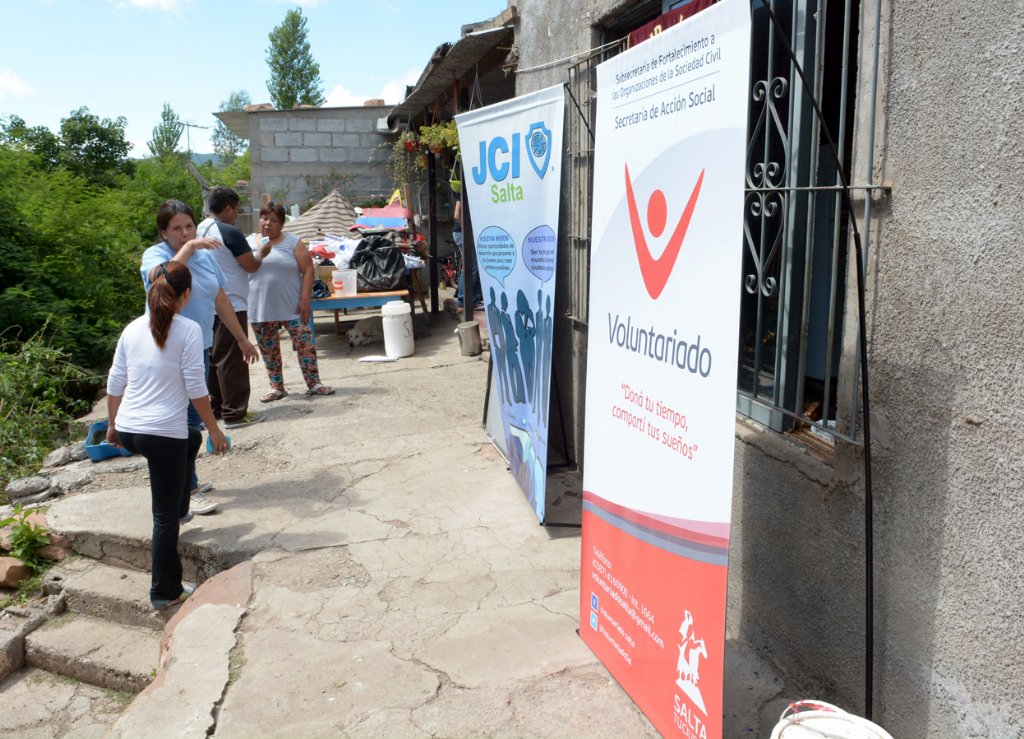 EvaAvilaSalta's tweet photo. [SOCIAL] #JuevesSanto a pleno. Jóvenes voluntarios de ONG arreglando el Comedor Niños del Futuro en B Las Colinas. https://t.co/rCl2BeKWEl