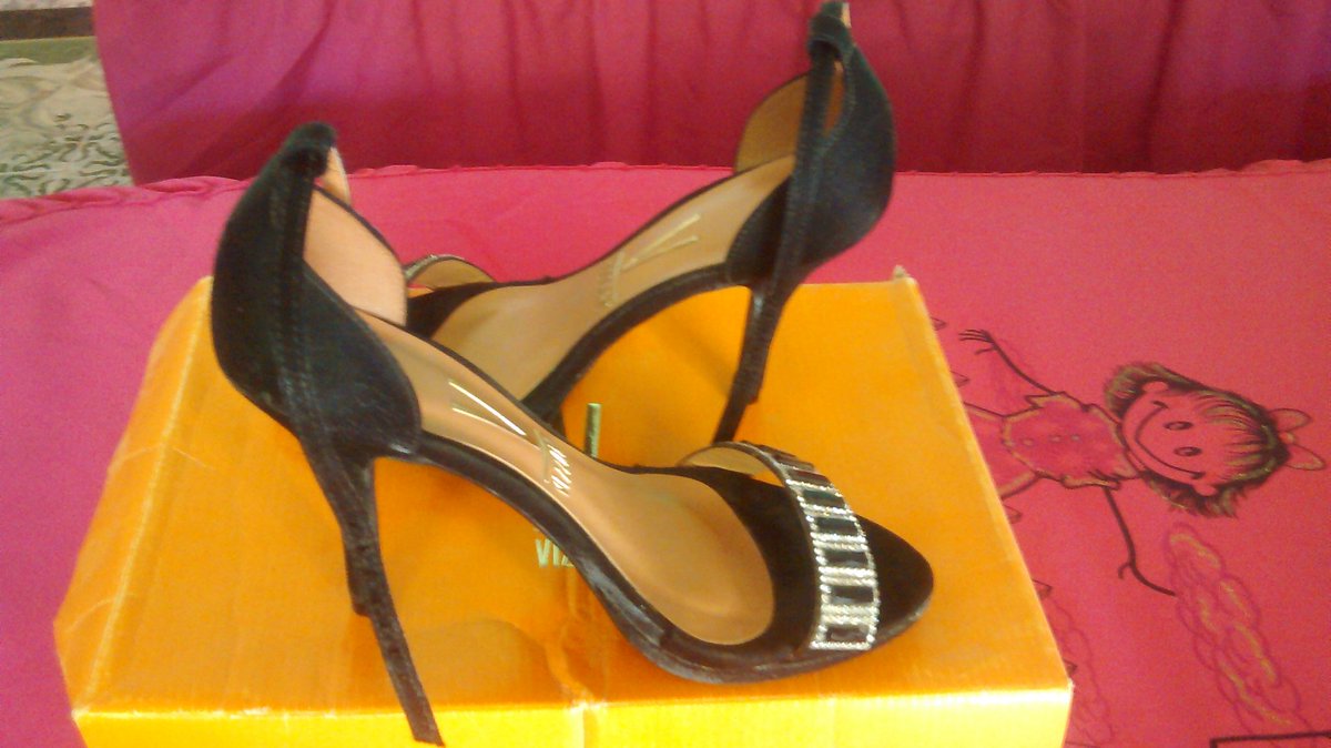 adrianestrong2's tweet photo. New shoes  💕 @VizzanoPeru https://t.co/JAFdW0BuIq