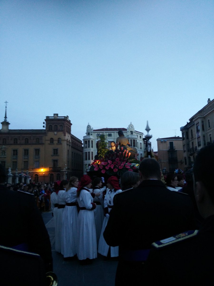 BandaMinerva's tweet photo. Preparados para comenzar la #ProcesiondelaCena con #ElLavatorio @HSM_Leon https://t.co/JN4lZ657YT