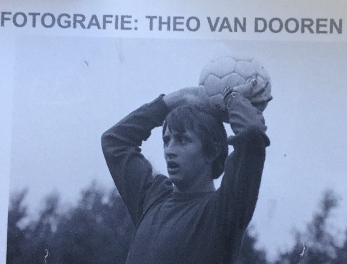 sportwereldhbo's tweet photo. #Cruyff: "Respect voor de schoonmaakster van de kleedkamer". Zijn moeder deed dat werk na de dood van zijn vader. https://t.co/h8K5crRV81