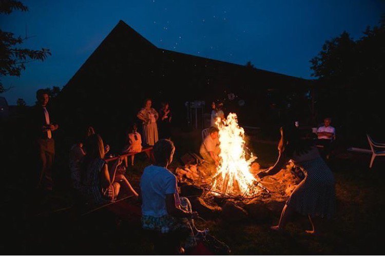 RusticAcresFarm's tweet image. Bonfires under bright stars... We can't wait for #WeddingSeason to start! #farmvenue #farmwedding #pgh #eventprofs