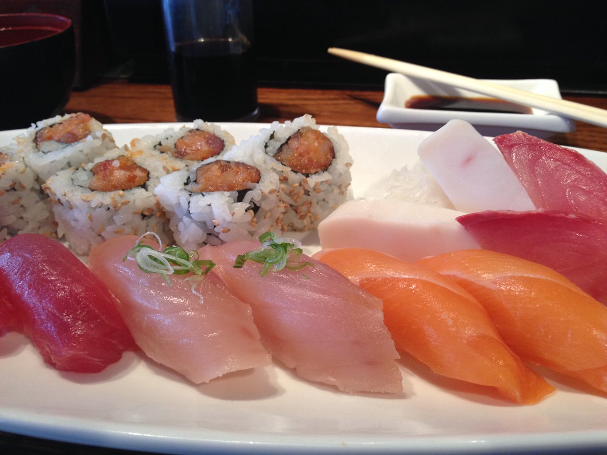 FoodOperatorYum's tweet photo. The Live Sushi combo @LiveSushi https://t.co/FA9FJHgN0g