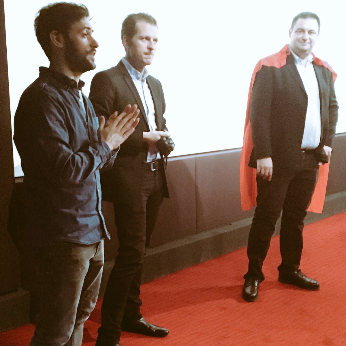 agencedisko's tweet photo. Présentation des HoverCards par @jmarc @SebdeCagny @fraptou ! #batmanvsuperman https://t.co/6uMZRpJ7TQ