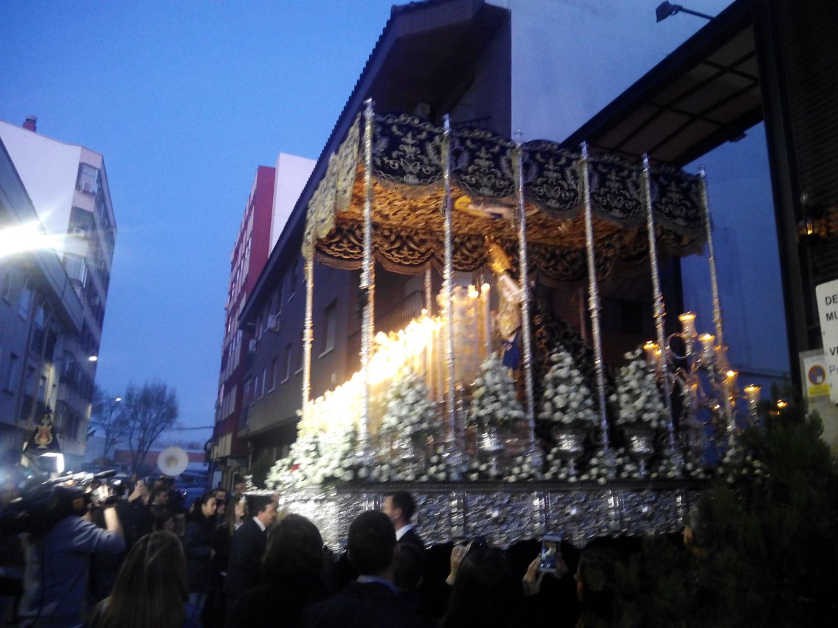 SER_Cofrade_CR's tweet photo. La imagen de la Virgen de los Dolores sale del guardapasos ante decenas de fieles @CRCofrade @dolorosacr https://t.co/GbQslL641X