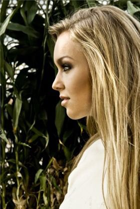 Ann_Alasi's tweet photo. #tropical #vibe #makeup I did few years ago.. Photo by Marin Sild https://t.co/dAAb8SrIN5