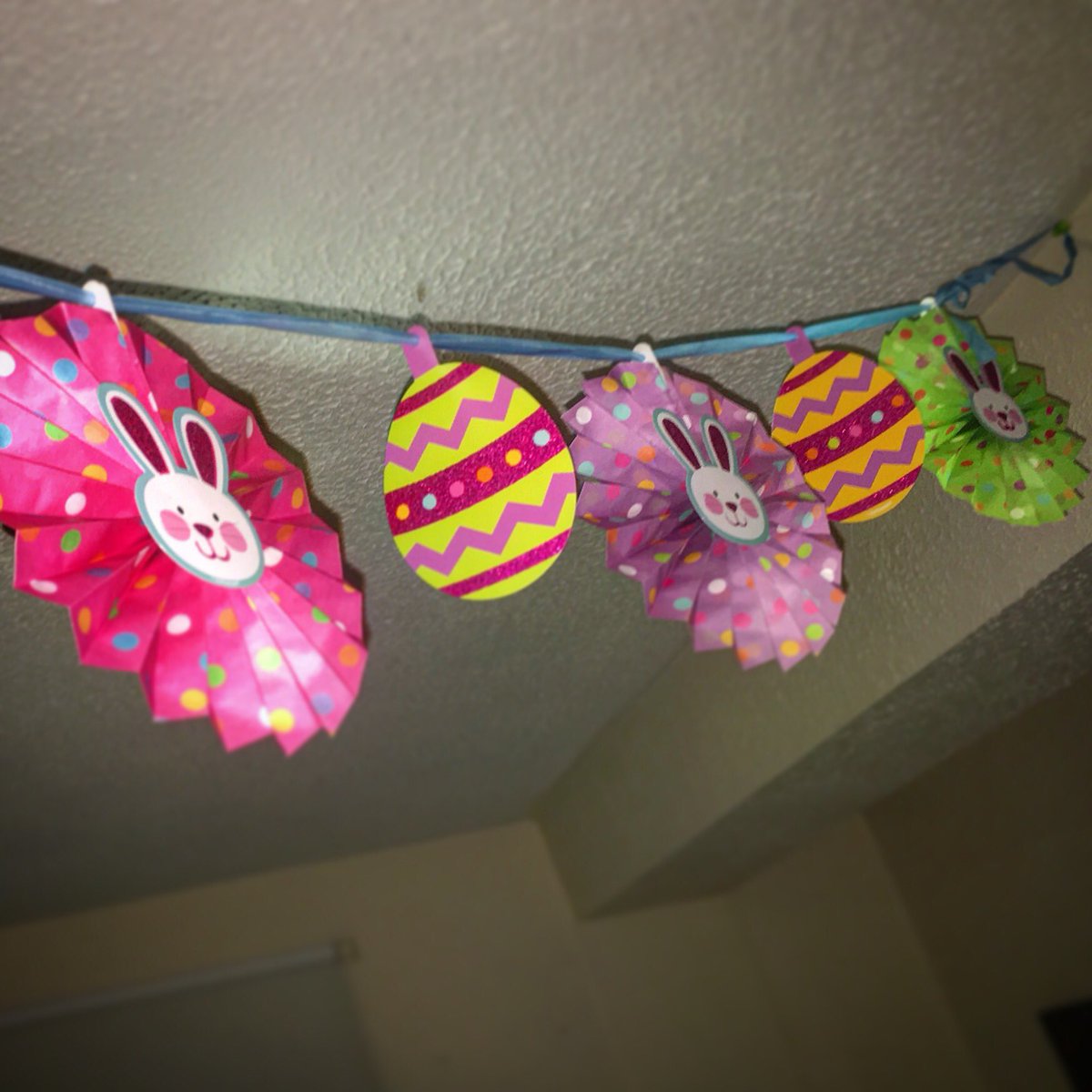 StephenieEloise's tweet photo. #Easter decorating with @BabythePenguin and @biancamaggs. #CraftyNight https://t.co/msGgg3P6XE