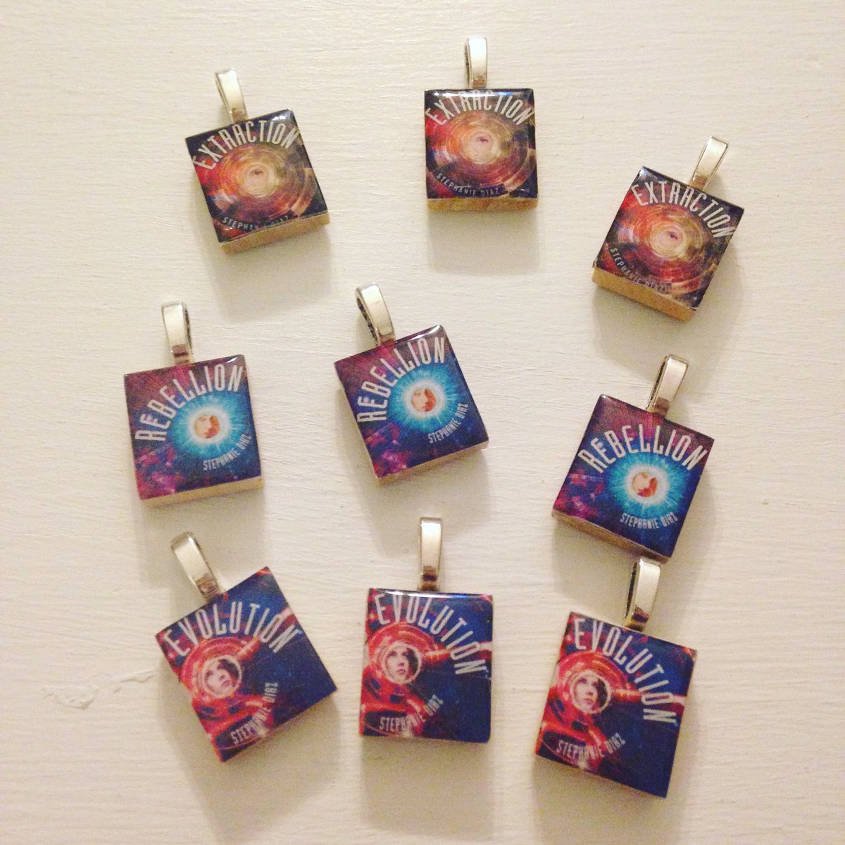 stephanieediaz's tweet photo. GIVEAWAY: RT + follow by midnight PST Fri, March 25th to win a set of #Extractionseries pendants! 1 winner, US only. https://t.co/LnnRbH9Mki