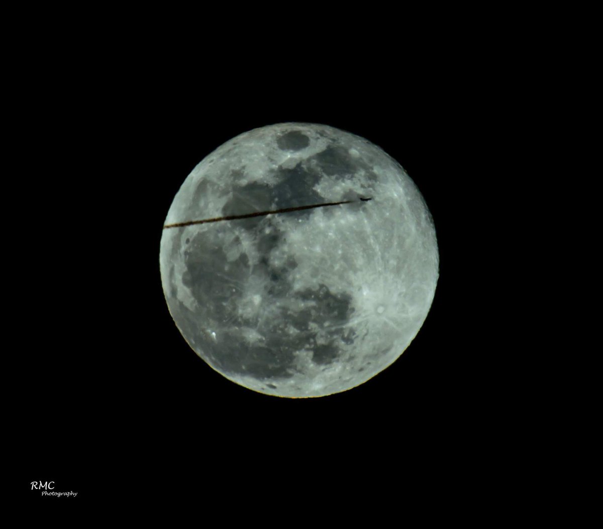 RMCPhoto's tweet photo. Jet captured passing in front of #fullmoon. Nikon d7200, 200-500mm with 1.4tc. @nikonownermag #rmcphoto https://t.co/mO16Hoaw1J