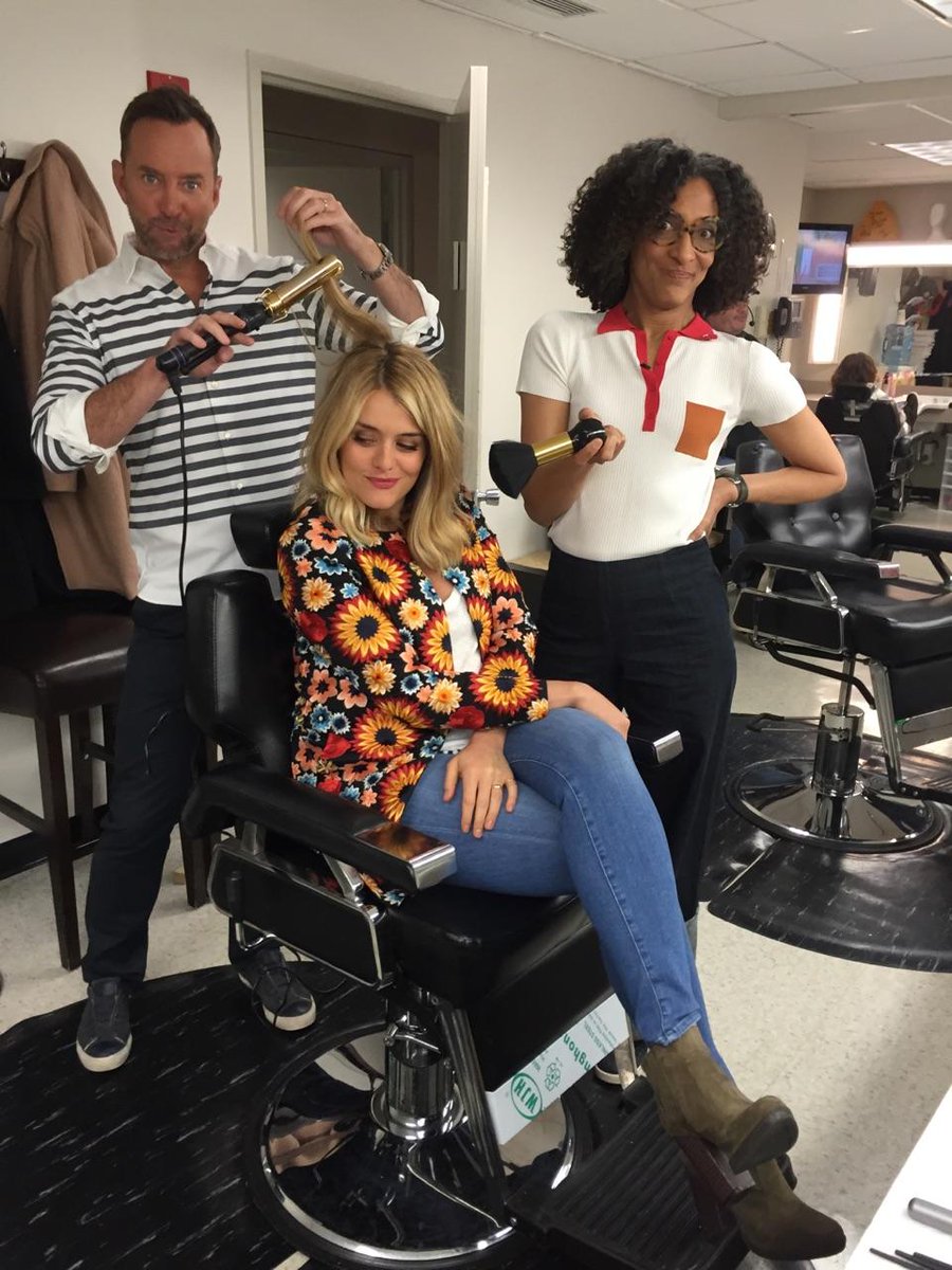 carlahall's tweet image. We're getting @DaphneOz ready for #CooksVSCons. Can't wait to watch it tonight at 9pm ET on @foodnetwork!