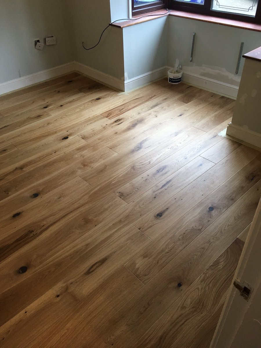 AH_Decorators's tweet photo. Been laying oak flooring the last few days with @BCS_Decorators looking good 👍🏻 #oakflooring https://t.co/cAm81W6Nfm
