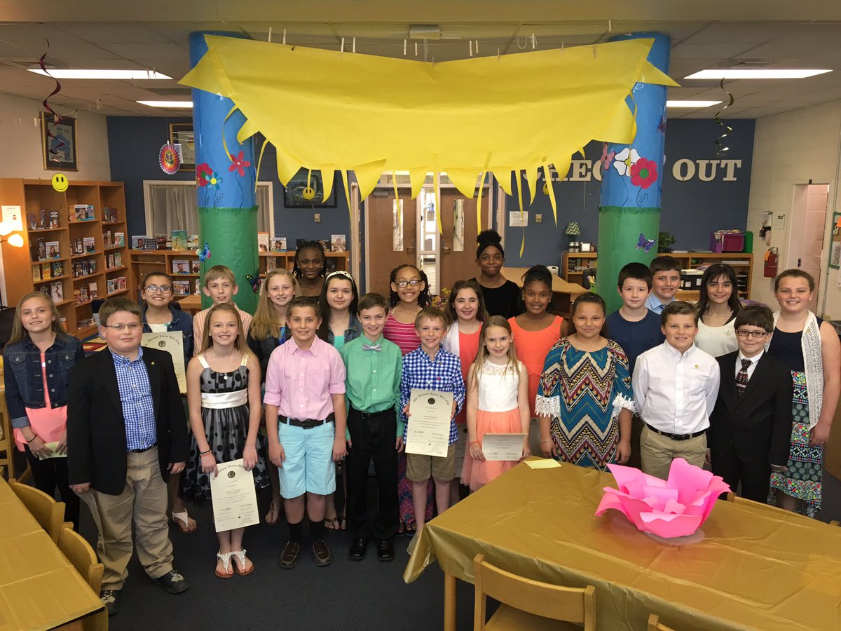rcsraiders's tweet photo. Congrats to #WashingtonStreet's newest @betaclub inductees! #SuchSmarties #education #RCS https://t.co/uxxejBnEqd