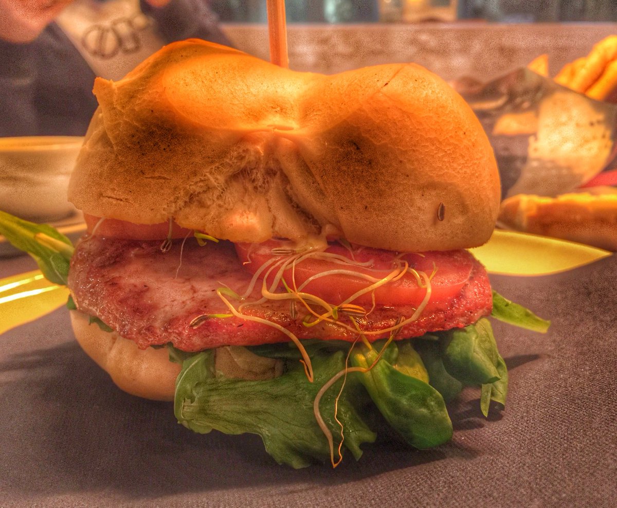 FrignaniElena's tweet photo. #panino #gourmet #farina #Petra 100% #italiana #macinata a #pietra,#fishburger,#maionese ai #crostacei e #pomodoro https://t.co/pkuriOHE8s