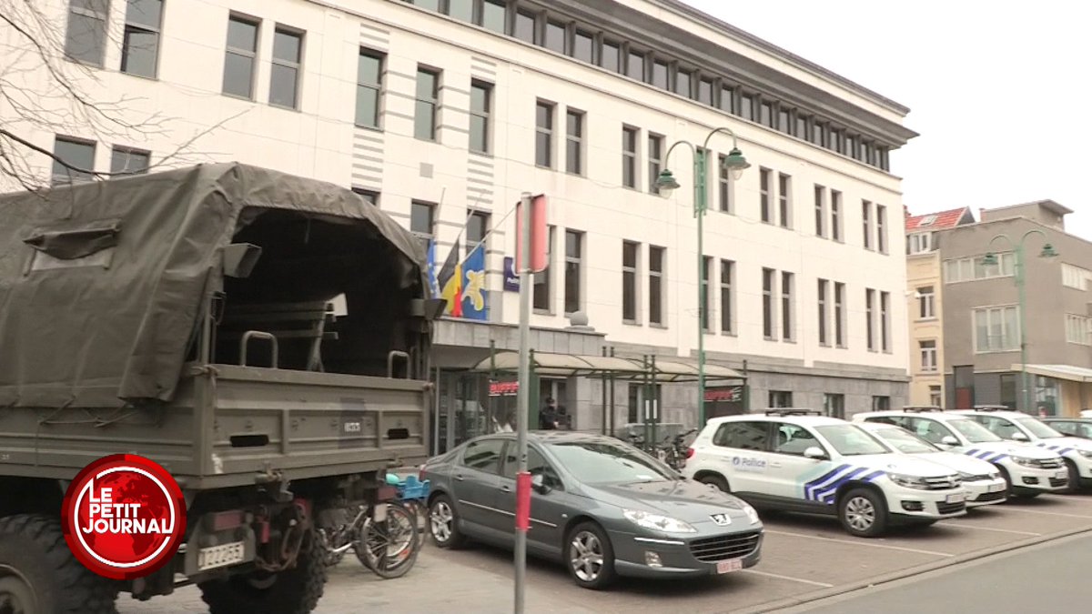 LPJofficiel's tweet photo. Selon Donald Trump, la police ne va pas à #Molenbeek
Alors qu'il y a un commissariat au milieu du quartier... 😓
#LPJ https://t.co/WXnwa23FJ2
