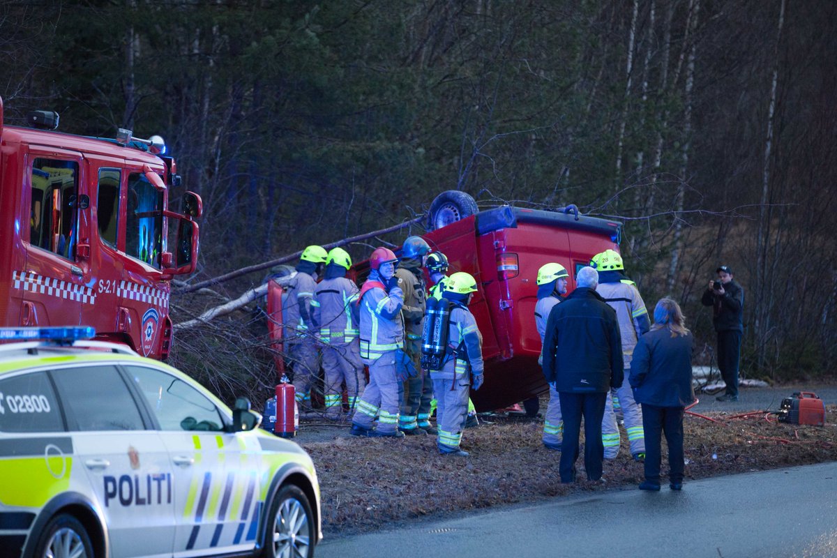 sturlakolding's tweet photo. . Fra stedet @oslo110sentral #OBRE #oslopolitidistrikt #Ambulanse #ulykke #rosenholm #bil https://t.co/dEuZcWcg4o