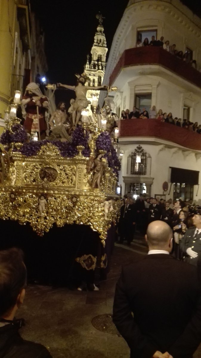 Fheezy100x's tweet photo. Increíble el misterio de la Exaltación subiendo la Cuesta del Bacalao. No se puede hacer mejor @falcon_mariano https://t.co/dKAQtMEssK